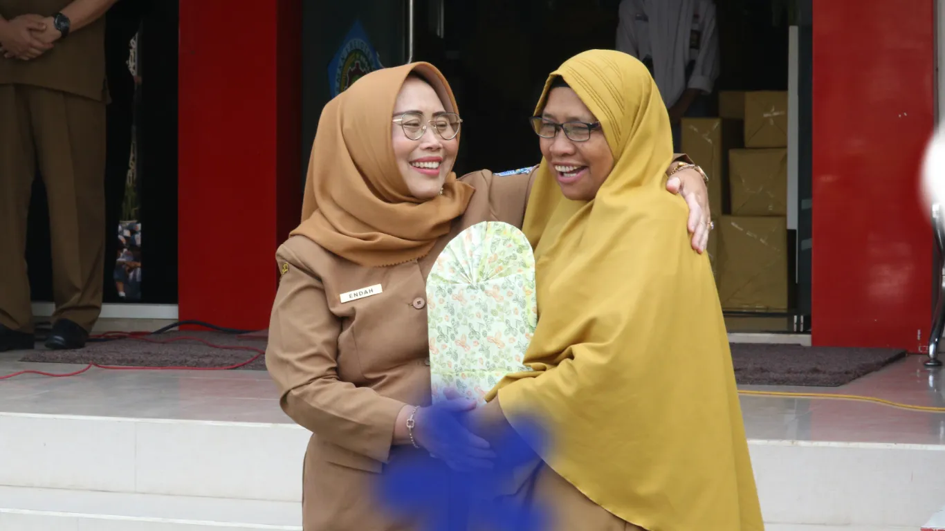 MOMEN HARU PERPISAHAN DENGAN IBU YETTI KAWURYANINGSIH
