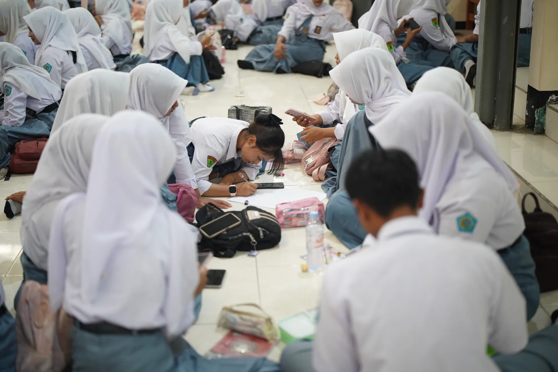 PEKAN KOKURIKULER HARI KEDUA : MEMBUAT POSTER KREATIV