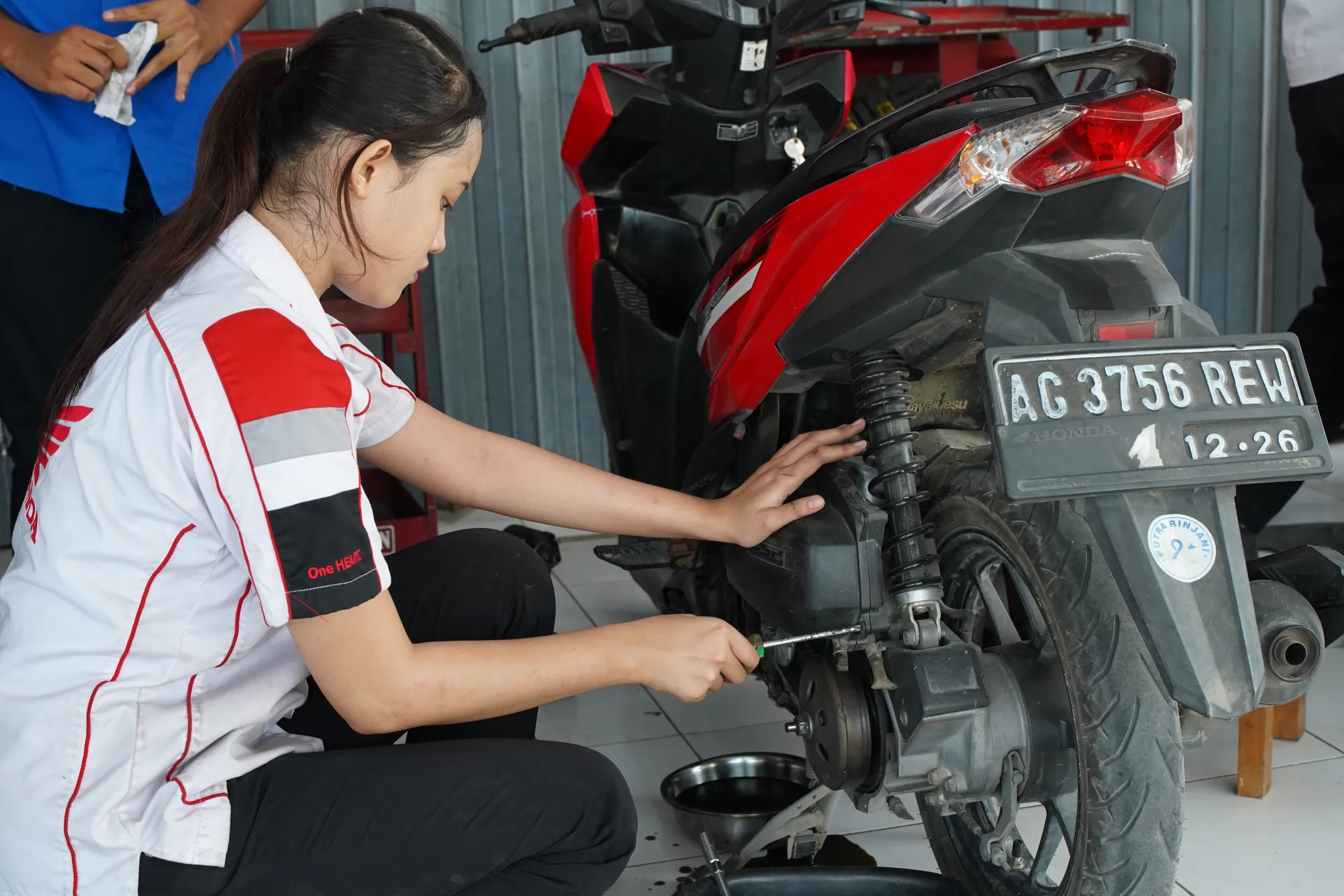 SMK Negeri 1 Rejotangan Berpartisipasi dalam Kegiatan Service Motor Gratis dalam Rangka HUT ke-81 Provinsi Jawa Timur